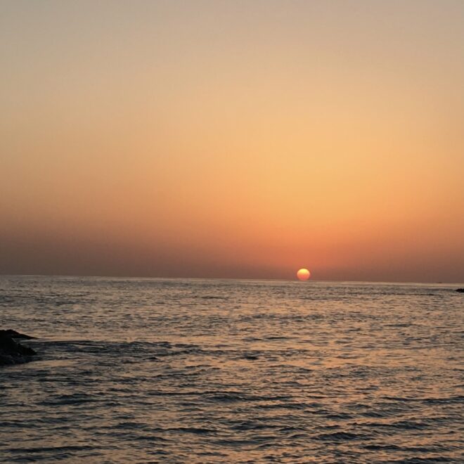 朝日が登る熊野灘