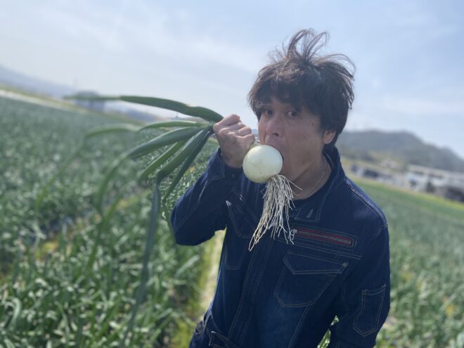 新玉ねぎをかじる大畑大介