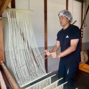 手延べそうめんと機械そうめんの違いは？ 小豆島マルカツ製麺所の職人技を写真で解説